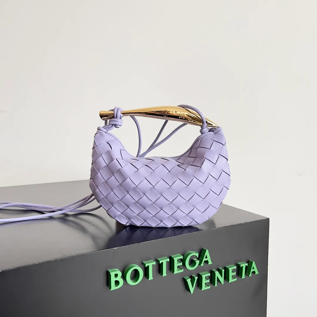 Batch of 1260 BV Mini Sardine is coming‼ ️Super high-end, stainless steel hardware + 24k real gold plating process, fish scales (concave and convex positions) are the finishing touch, the sardine bag that can be carried cross-body is completely beautiful to the heart. The metal element handle and the weaving are perfectly combined to completely integrate the artistic sense and elegance and fashion. It is really like a work of art🏺The large size is elegant, the small size is exquisite and cute, a must-have item for fashionistas, and the details are perfectly reproduced. Style number: 744267 Size 20*12*2.5